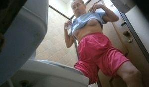 Блондинка засветила в туалете не только киску но и сиськи