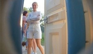 Камера засняла в биотуалете молодую девушку