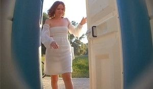 Девушка без трусиков писает в уличном сортире