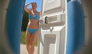 Милфа в татушках писает в пляжном туалете