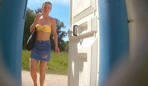 Девушка помочилась в туалете не зная что там скрытая камера