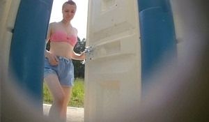 В уличном туалете молодая писает согнувшись раком