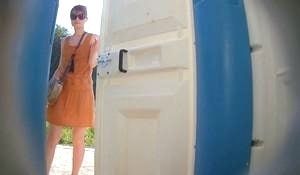 Писает в туалете не догадываясь о скрытой съемке