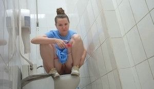 Девка справила в туалете большую и малую нужду