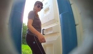 Пока баба писает в туалете ее тайно снимают