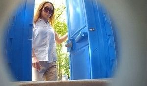 Справляет нужду в биотуалете