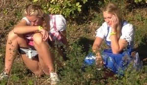 Пьяненькие девки ссут на природе