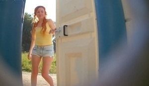 Рыженькая зашла пописать в уличный сортир