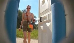 Девушка пописала в биотуалете с сюрпризом