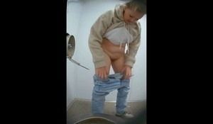 Бабенка решила пописать в туалете, в которой поставили камеру