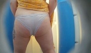 Обоссала в туалете ляжки