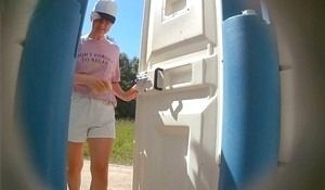 Справила нужду и засветила в туалете писюльку