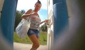 Брюнетка в мини юбке удачно пописала в уличном туалете