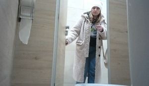 Спрятали в туалете камеру