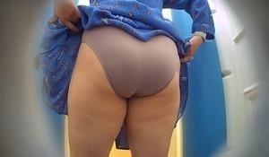 Упитанная женщина в уличном туалете